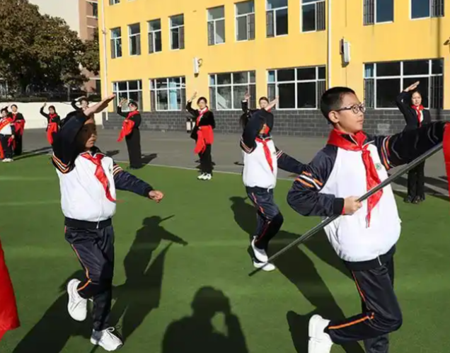 完善交通用餐寄宿资助等帮扶全面展开小班化教育变革